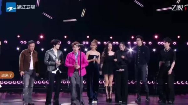 今日现身《天赐的声音》发布会,游戏环节别人都在唱情歌…