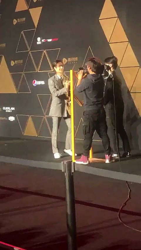 王一博这个镜头签能帅我一辈子