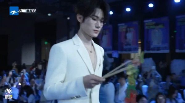 奔跑吧直播 介绍皮影戏的张真源~好帅!张真源白色西装眼镜,又斯文又俊朗!