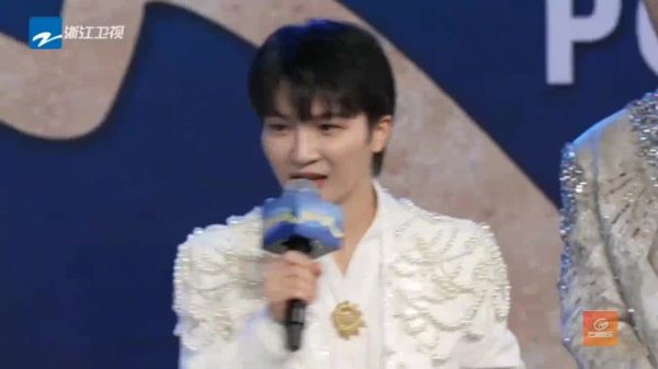 周深奔跑吧直播唱奔跑吧主题曲PART 行走的CD,好好听