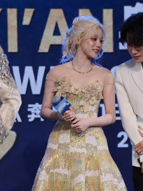 宋雨琦奔跑吧13 发布会直拍来啦!金色礼服惊艳亮相太漂亮惹
