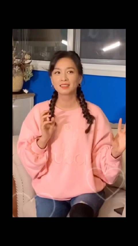 54岁张庭和女儿同框,林希瞳穿露腰装好自信满满的样子!