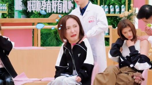 吴宣仪被按摩时表情神态搞笑，网友调侃热议
