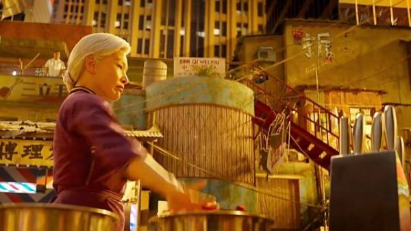 两大厨师比试，锅里的食材竟打了起来