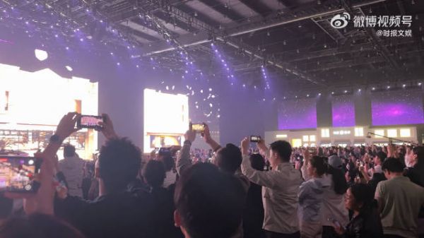 刘亦菲指尖轻推墨镜的刹那，举手投足尽显万种风华