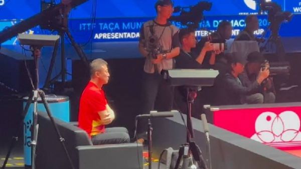 现场直拍马琳,在王曼昱和张本美和决胜局时,马琳紧张的手颤抖…