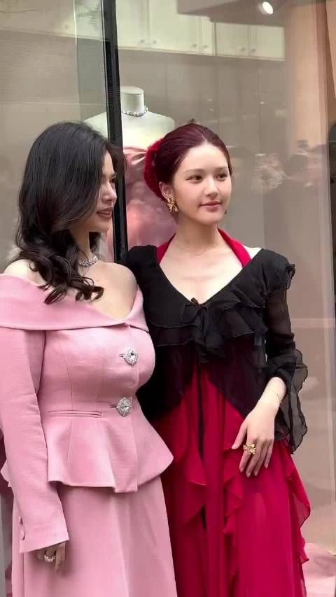 赵露思粗糙的妆容、寡淡的眉毛、乱七八糟的头发颜色,审美完蛋了