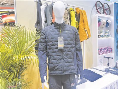  用蚝新棉制成的运动机能棉服。