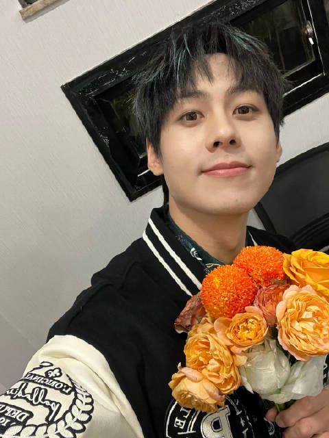快速加载! 手捧鲜花的男孩! 2025.04.04北京梦次元 签售视频1⃣️