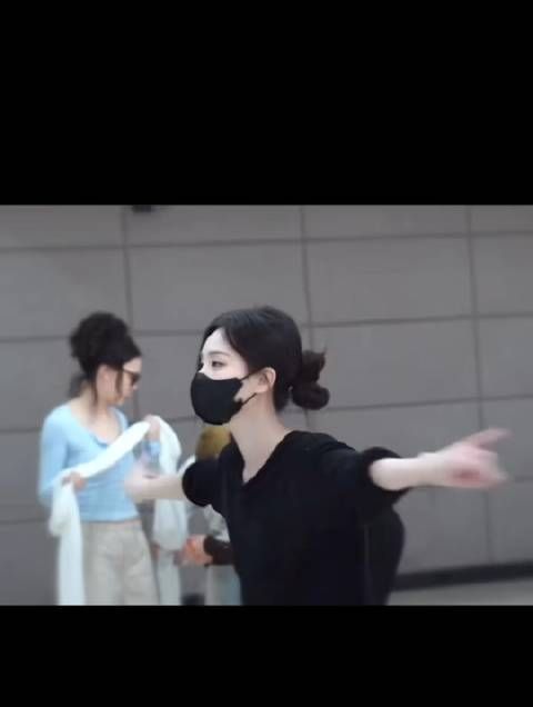 李一桐跳舞太美了!专业的就是不一样
