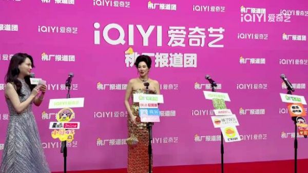致敬演员@张雨绮 来到爱奇艺采访间,民国女神头搭配人鱼感长裙…