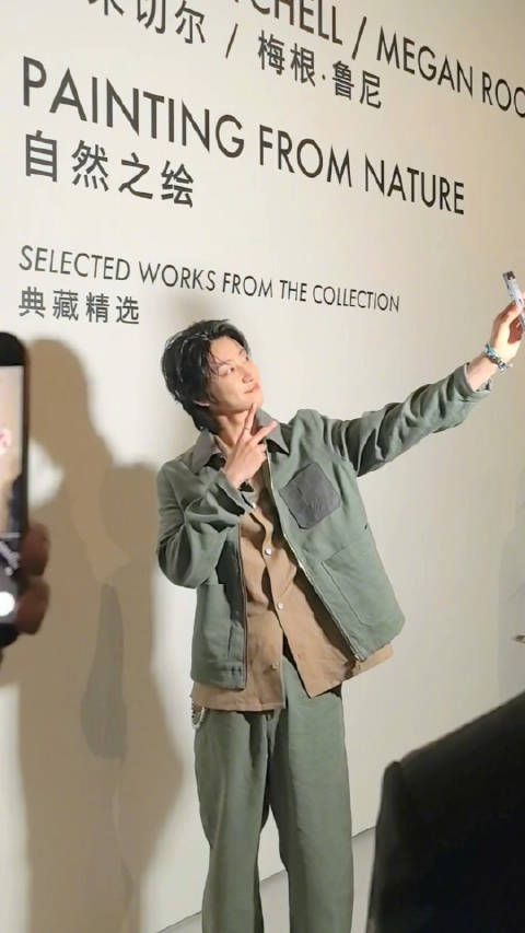 身穿Louis Vuitton 2025早秋系列…