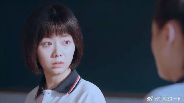 凌霄和子秋都出国了，李尖尖恨他们，气得踢桌子发泄