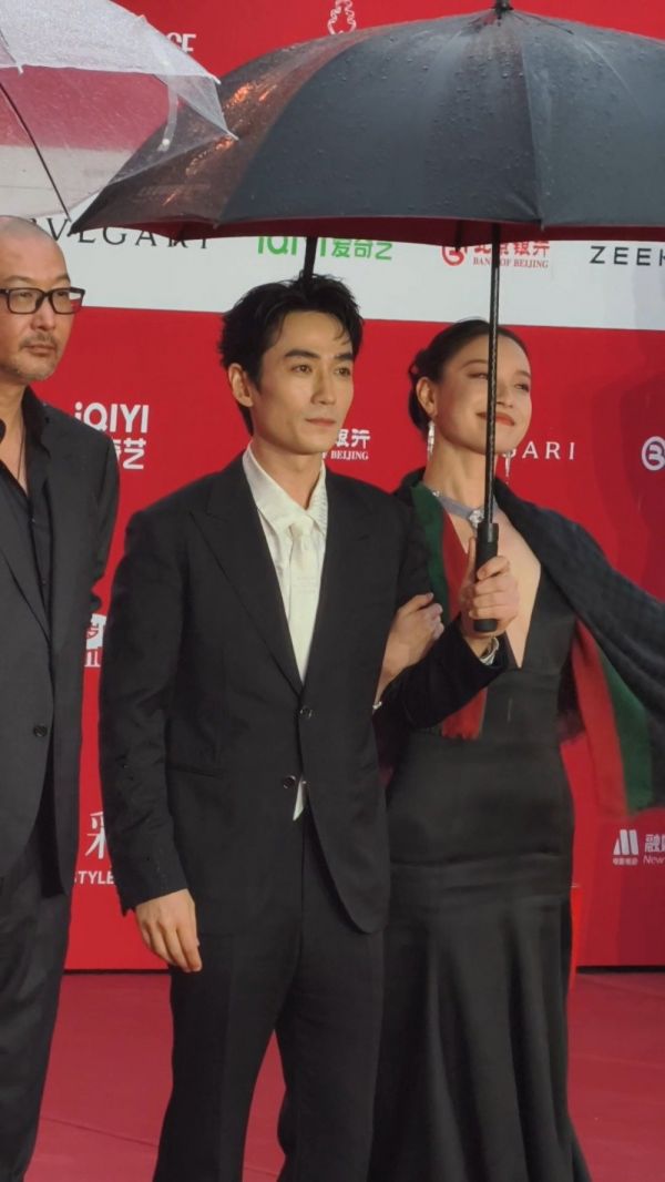 《东极岛》领衔主演朱一龙、吴磊、倪妮第15届开幕式红毯直拍来喽！