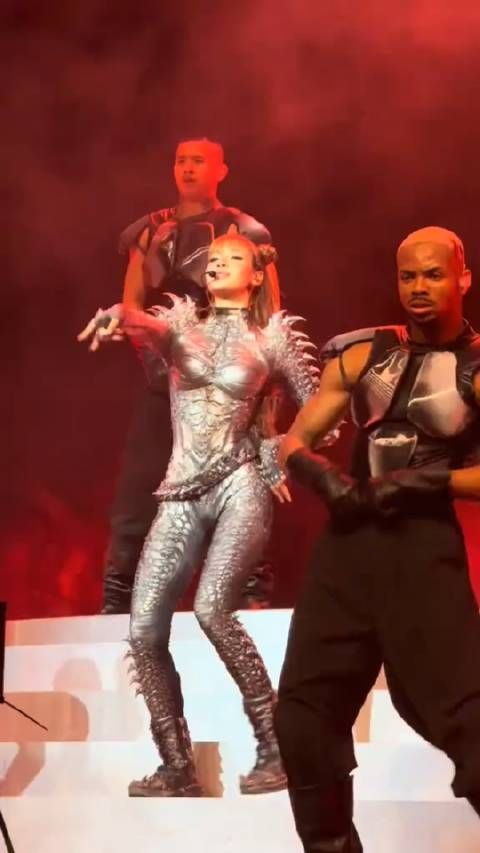 本来没有在意，她一直捂着不得不在意 这个衣服她竟然肯穿…