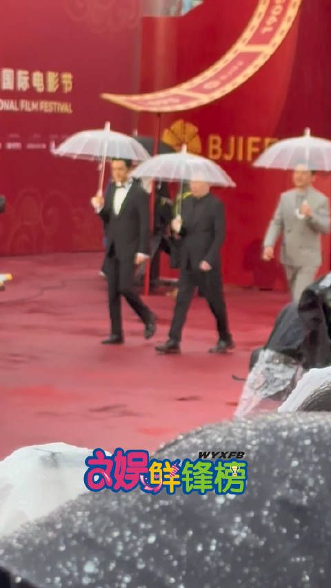 《抓特务》剧组亮相,胡歌 雷佳音 冯小刚一同亮相