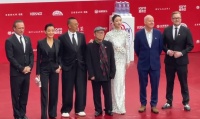 倪妮与姜文陈冲等北影节评委不撑伞走红毯!雨中闲庭信步气质在线