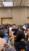 黄奕北影节后台打开披肩大方秀身材 现场瞬间“哇”声一片