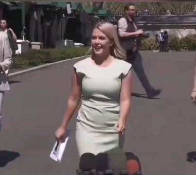 看到白宫新闻秘书卡罗琳全身了 27岁的她已婚生娃…