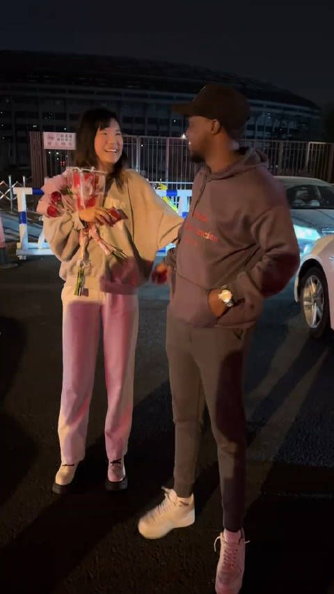 跟黑哥哥亲吻 美女好害羞啊