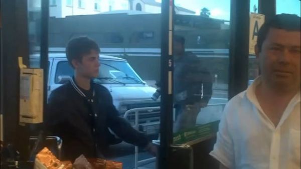 贾斯汀比伯和傻脸娜逛街…