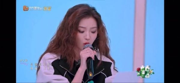 真正意义上的手抖成筛子 看的出罗予彤是真紧张了,手抖成这样