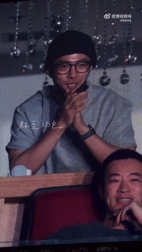 肖战素颜眼镜毛线帽look,咱就说好久不见的肖战出现在演唱会大屏上了…