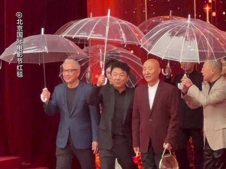 剧组欢乐亮相红毯,亲自敲锣助阵
