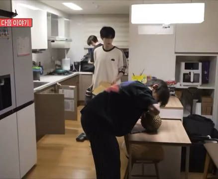 早上起来懵懵的酱好自己开榴莲吃..自己站着吃..站程寒冰旁边吃.