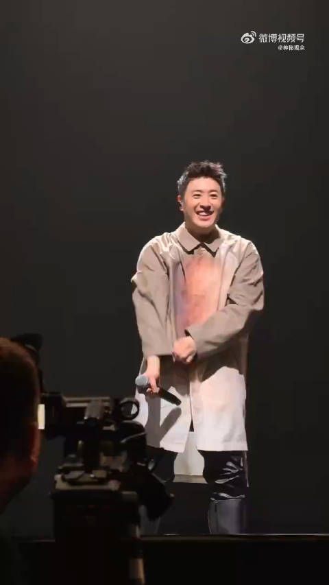潘玮柏演唱会唱情歌被粉丝喊“脱掉”!