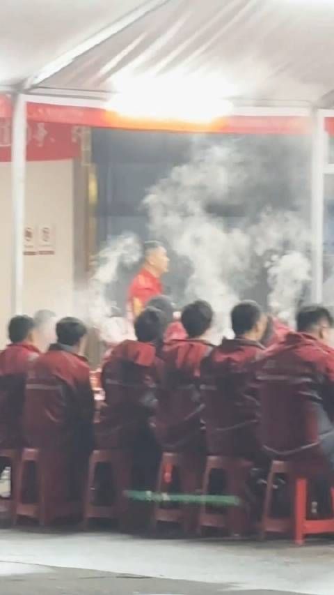 好家伙!东哥真兄弟,除了体验送外卖,还特意请外卖员吃了顿火锅…