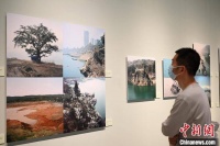 广州:“珠江时间40年”摄影展吸引参观者