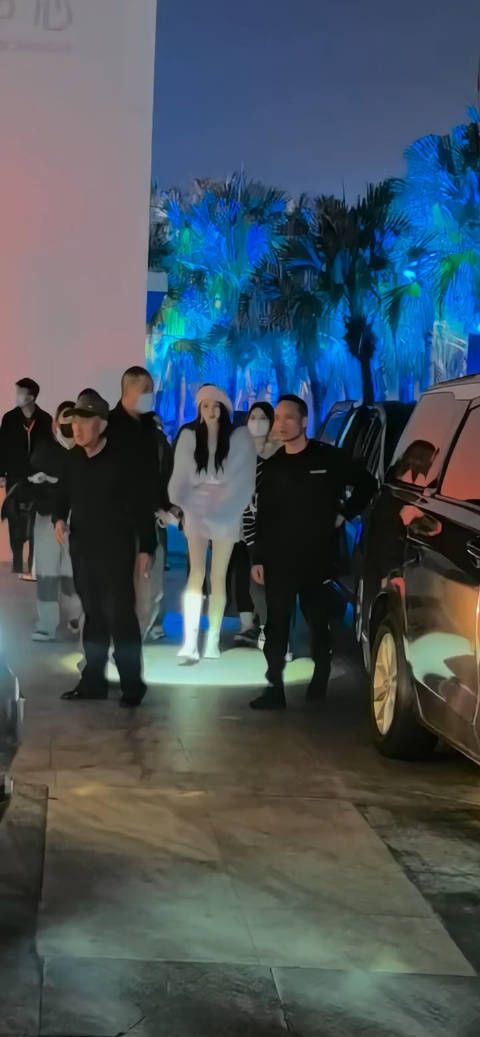 关晓彤迎面走来一双两米长腿
