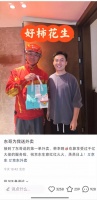刘强东送外卖,请外卖员吃火锅,本人头发白显沧桑憔悴,东哥老了