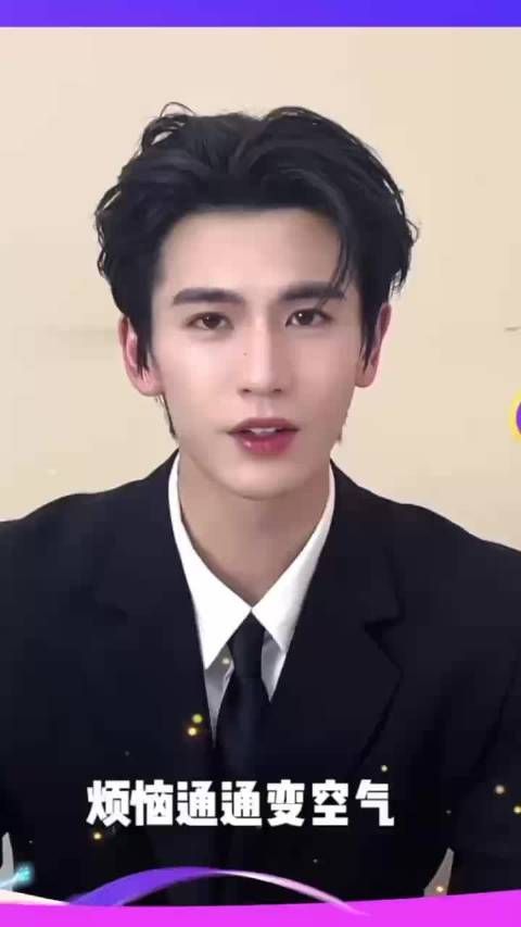 张凌赫的颜值简直令人无法抗拒，那精致的五官仿佛经过精心雕琢…