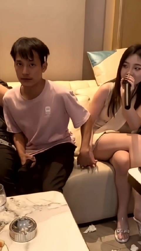牵个手就花了他半月工资,这都是KTV的姐姐…