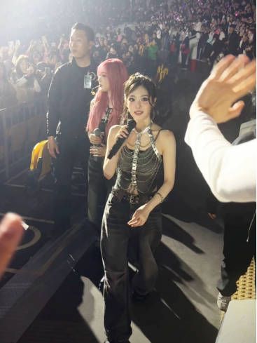 我的天，被宁艺卓真人萌晕了...这视频直观感受到什么是“实物战神”