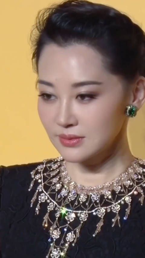 何晴这54岁的状态绝了,眼神魅力十足