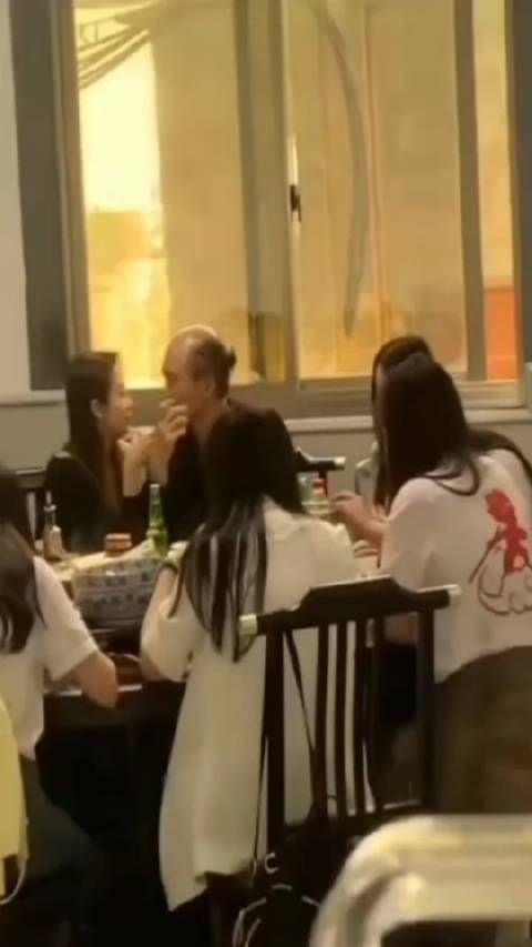 为什么女人都喜欢地中海啊 还一带六,不公平啊,她说她喜欢看海…