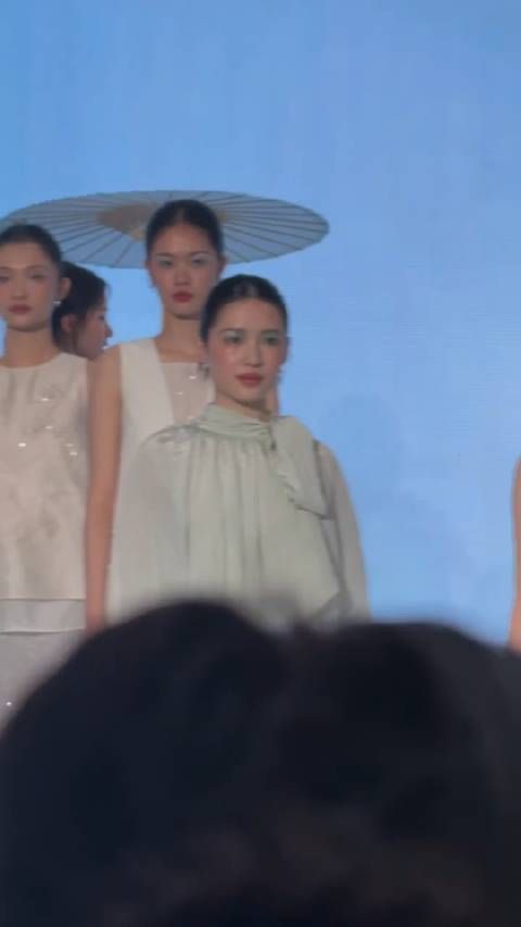 陈都灵撑伞走秀，天生的美人胚子，妈生的也就是好看