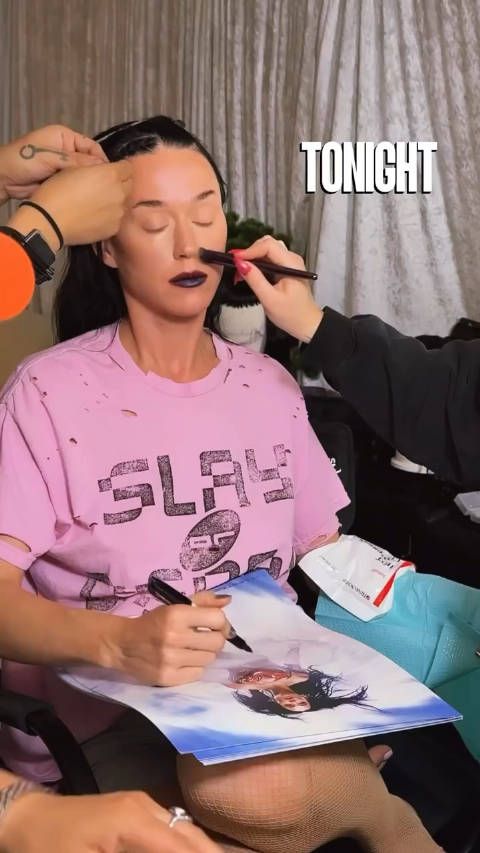 就写 Katy Perry 在后台为今夜首场巡演舞台准备期间亲签海报