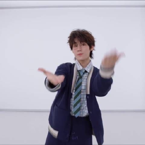 张真源奔跑吧主题曲MV单人cut 拿着放大镜，打游戏的张真源