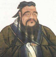 康熙拜孔子墓却不下跪,大臣用手遮住墓碑上的一字,康熙马上跪拜