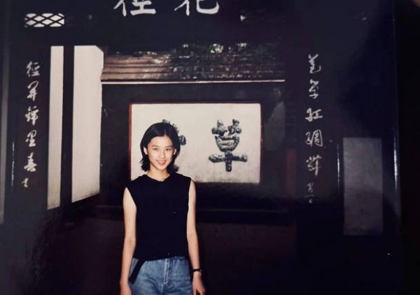 搜狐娱乐讯 4月24日，黄圣依晒出自己15岁的照片，并称：现在与过去的记忆拼贴，再到江南，我还是我～请像15岁一样继续大胆向前吧。