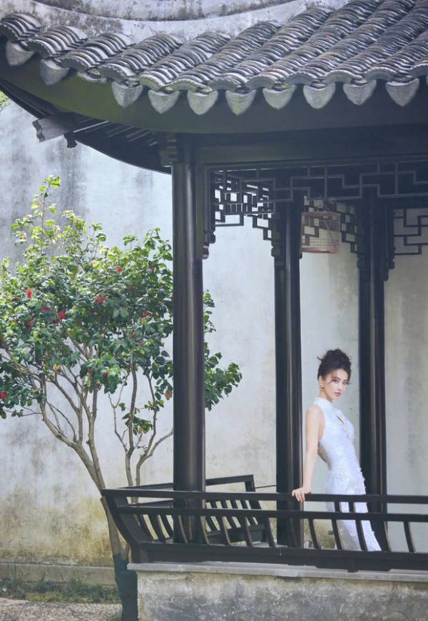 黄圣依身材比例完美。