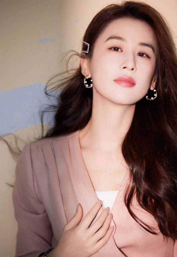 黄圣依气质出众。