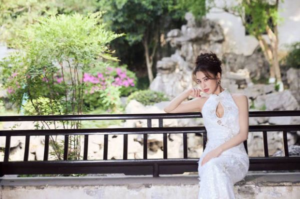 黄圣依腰身线条优美。