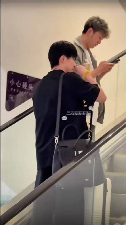 王楚钦和王晨策在电梯上,都是潮男