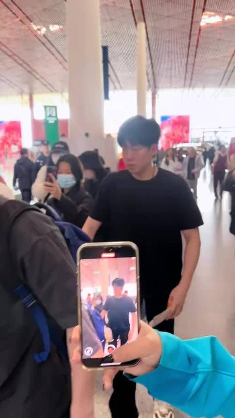 王楚钦在机场依旧帅气，出发训练了一切顺利