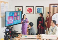 香港大学生玩“汉绣”,有人绣了一副“蒜鸟”团扇